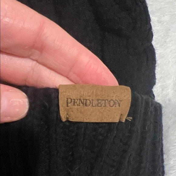 Pendleton LambsWool Black Knit Beanie with Faux Fur Pom Sz OS - Picture 2 of 8